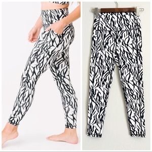 •ZYIA• Safari Pocket Brilliant Hi-Rise 7/8 Legging Size‎ Medium